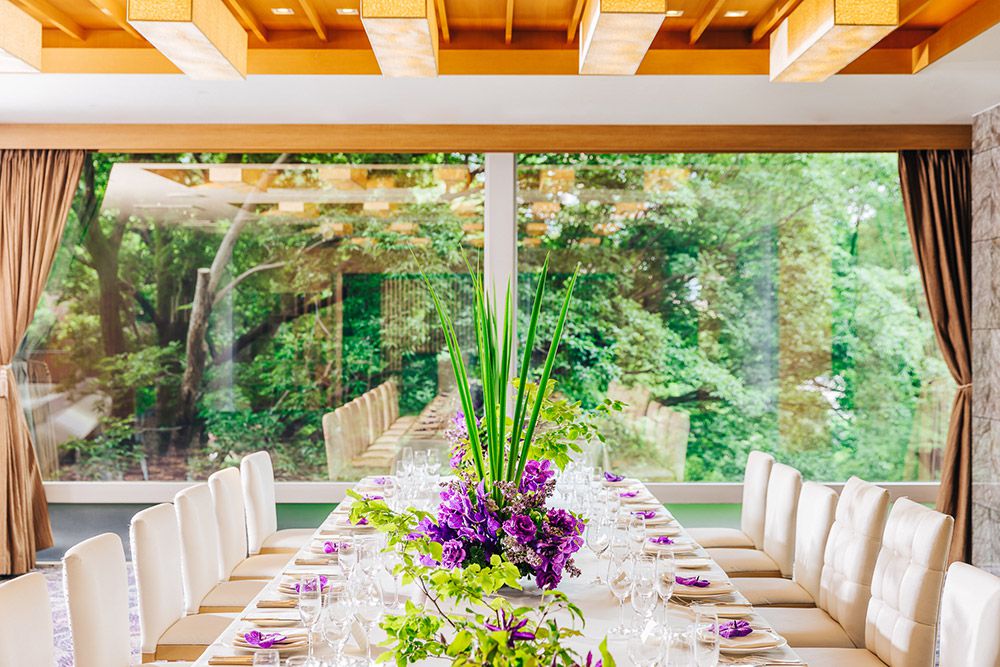 パープルの花と直線的なグリーンが和モダンの雰囲気のテーブルコーディネート