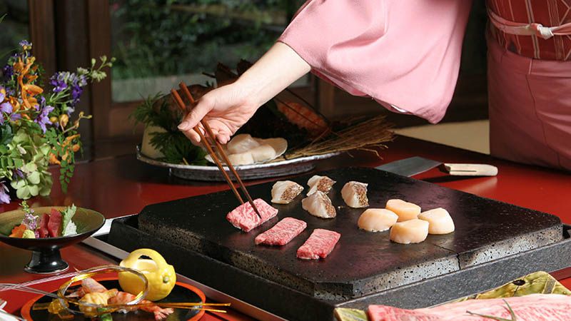 富士山溶岩石でお肉や魚介、野菜を焼く石焼料理を