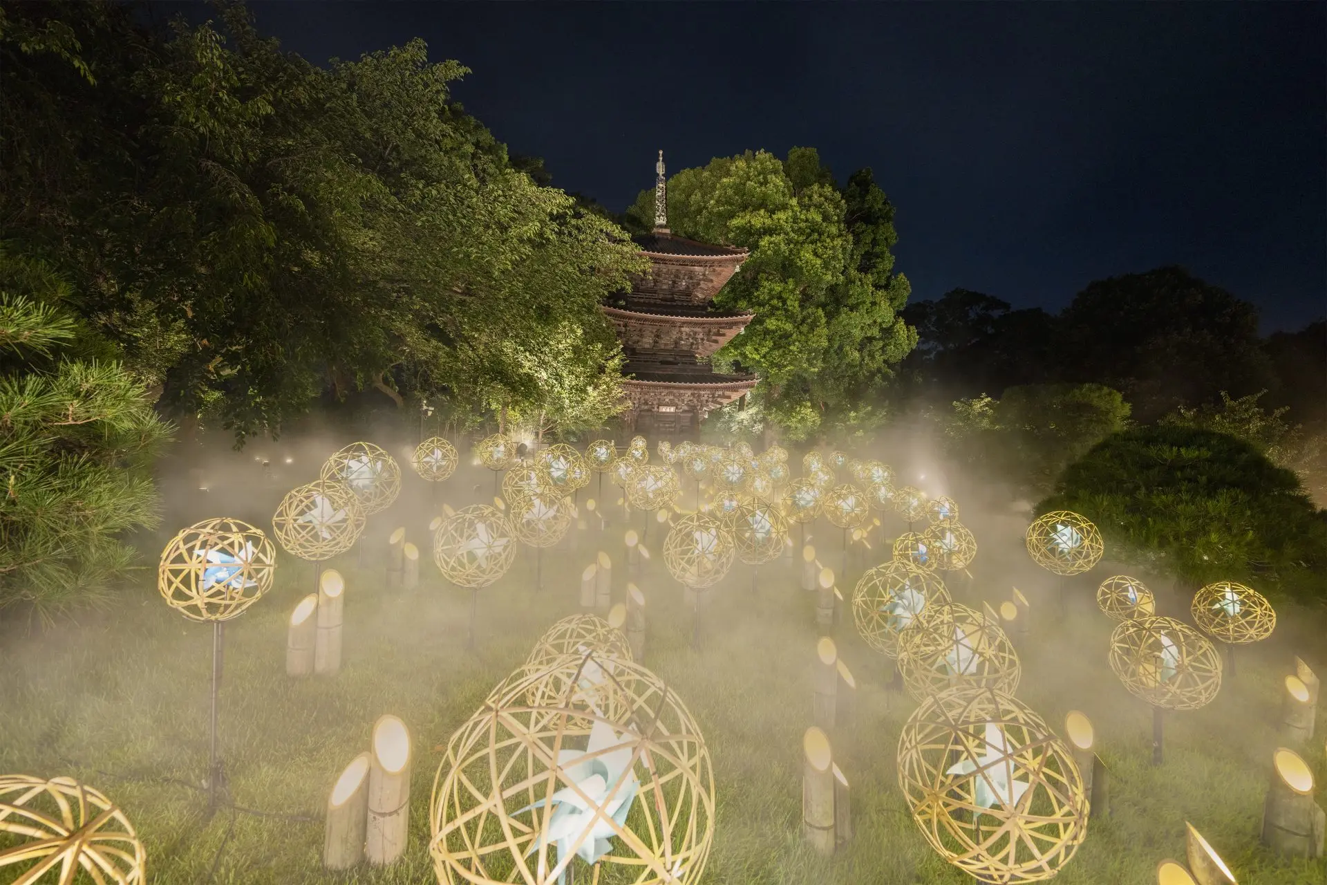 庭園内に100個の竹まり＆かざぐるまが登場！『涼風竹あかり』 SUZUKAZE