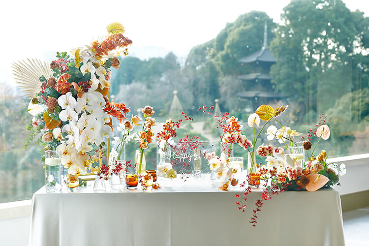 テーブルクロスや装飾の花