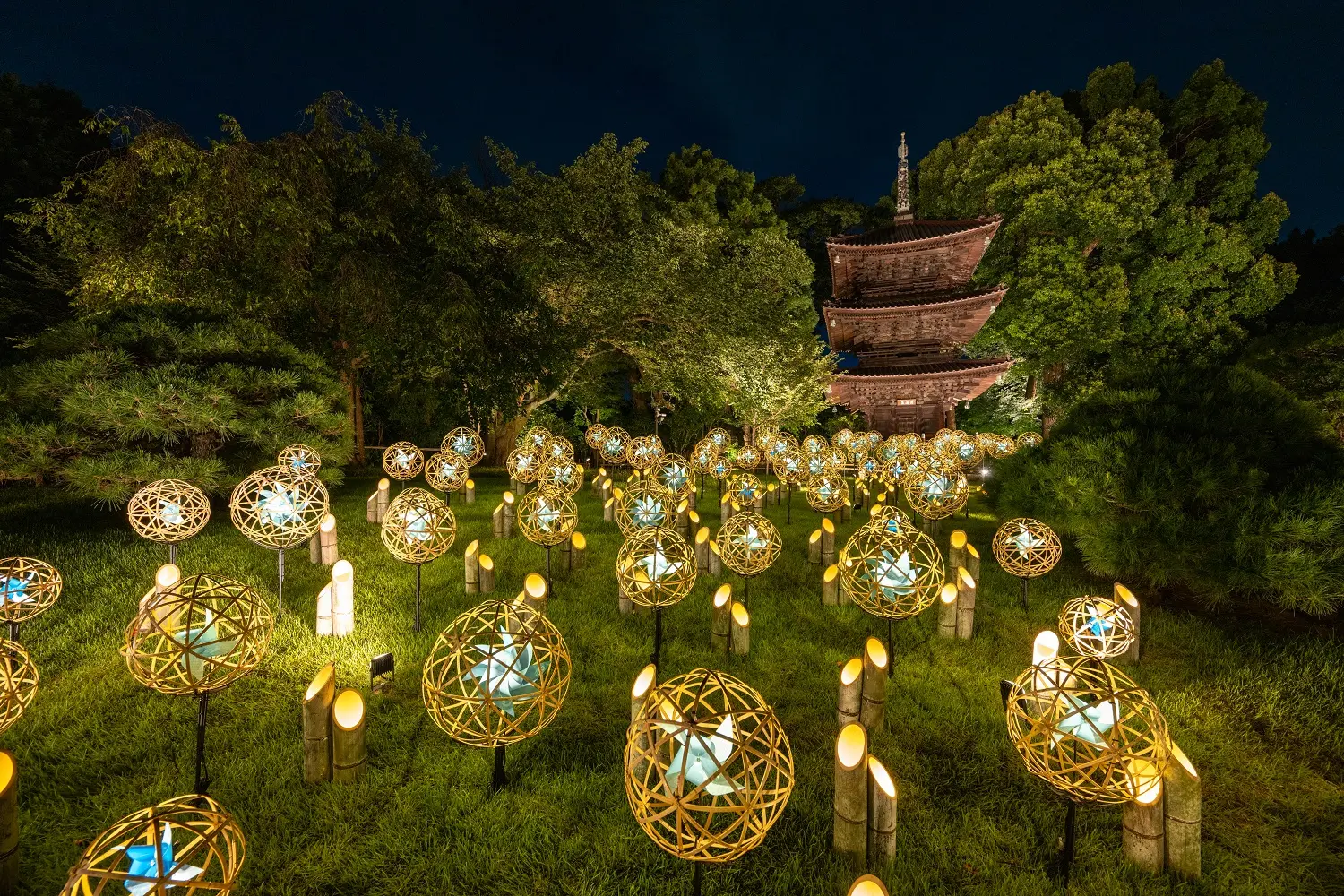 庭園内に100個の竹まり＆かざぐるまが登場！『涼風竹あかり』 SUZUKAZE