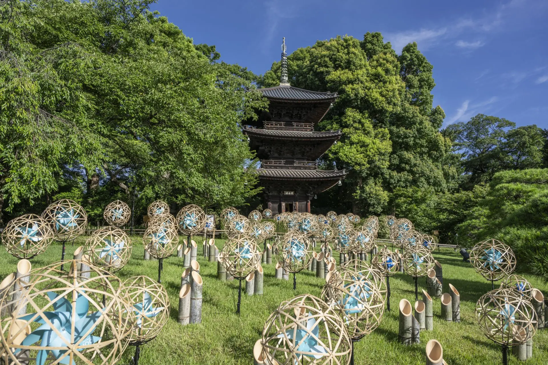 庭園内に100個の竹まり＆かざぐるまが登場！『涼風竹あかり』 SUZUKAZE