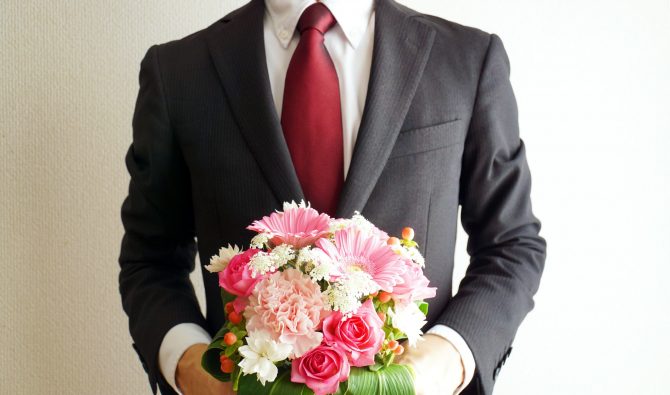 花束を持つ男性
